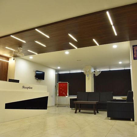 Hotel Savera Inn Morbi Екстериор снимка