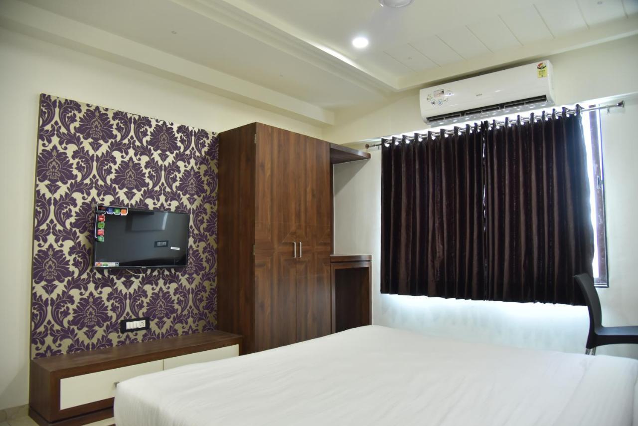 Hotel Savera Inn Morbi Екстериор снимка