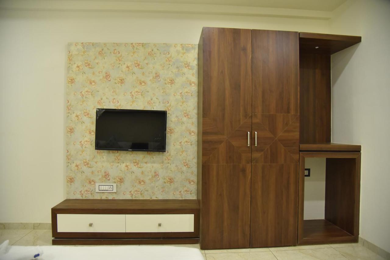 Hotel Savera Inn Morbi Екстериор снимка