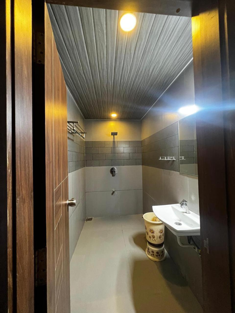Hotel Savera Inn Morbi Екстериор снимка