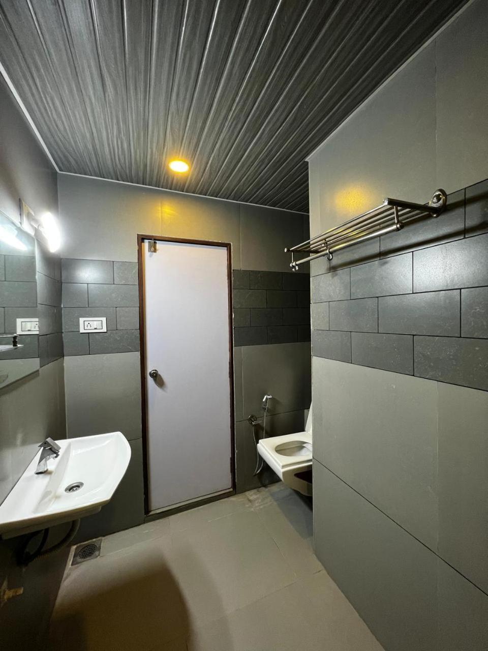 Hotel Savera Inn Morbi Екстериор снимка